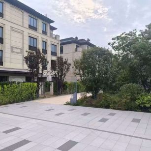 青岛 芝麻白与芝麻白搭配铺装，尺寸1200*600