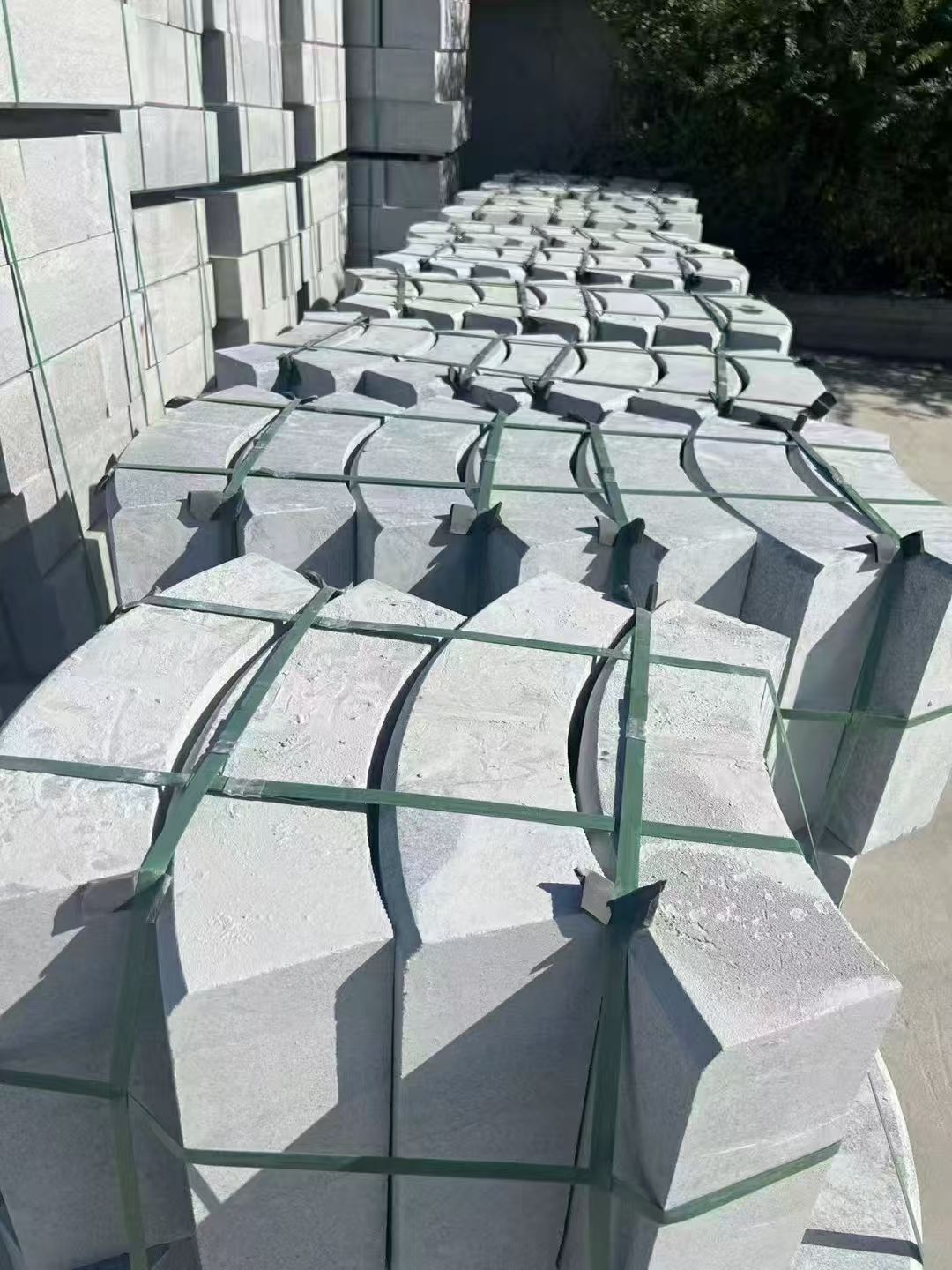 青岛 芝麻灰弧形路沿石