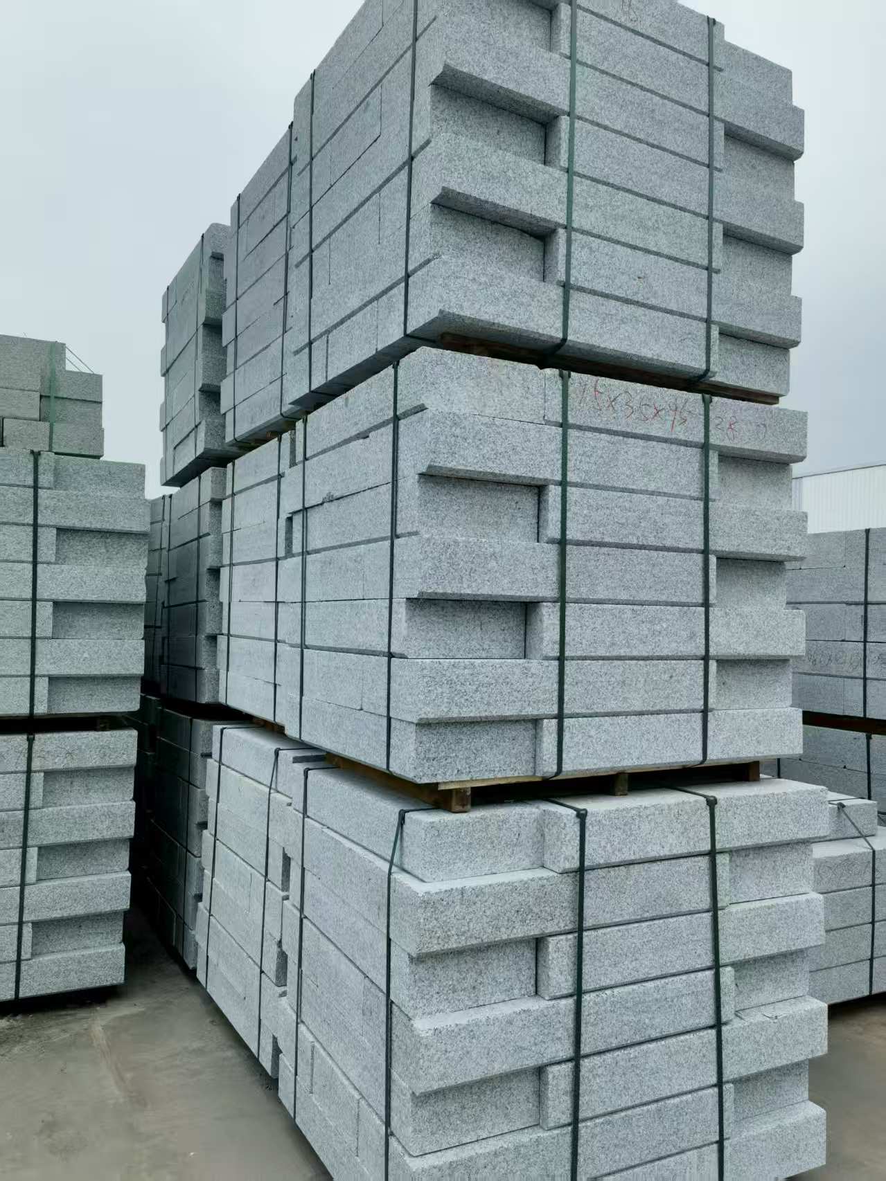 青岛 路沿石，板板正正的路沿石