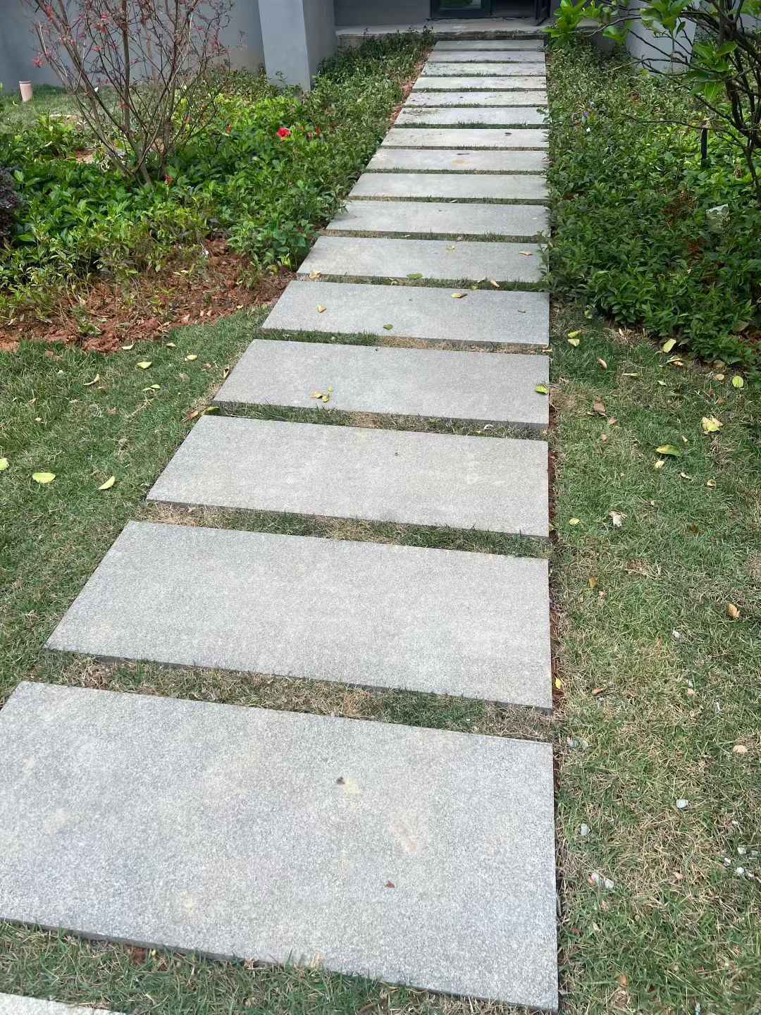 青岛 芝麻黑小区踏步、汀步石铺装效果