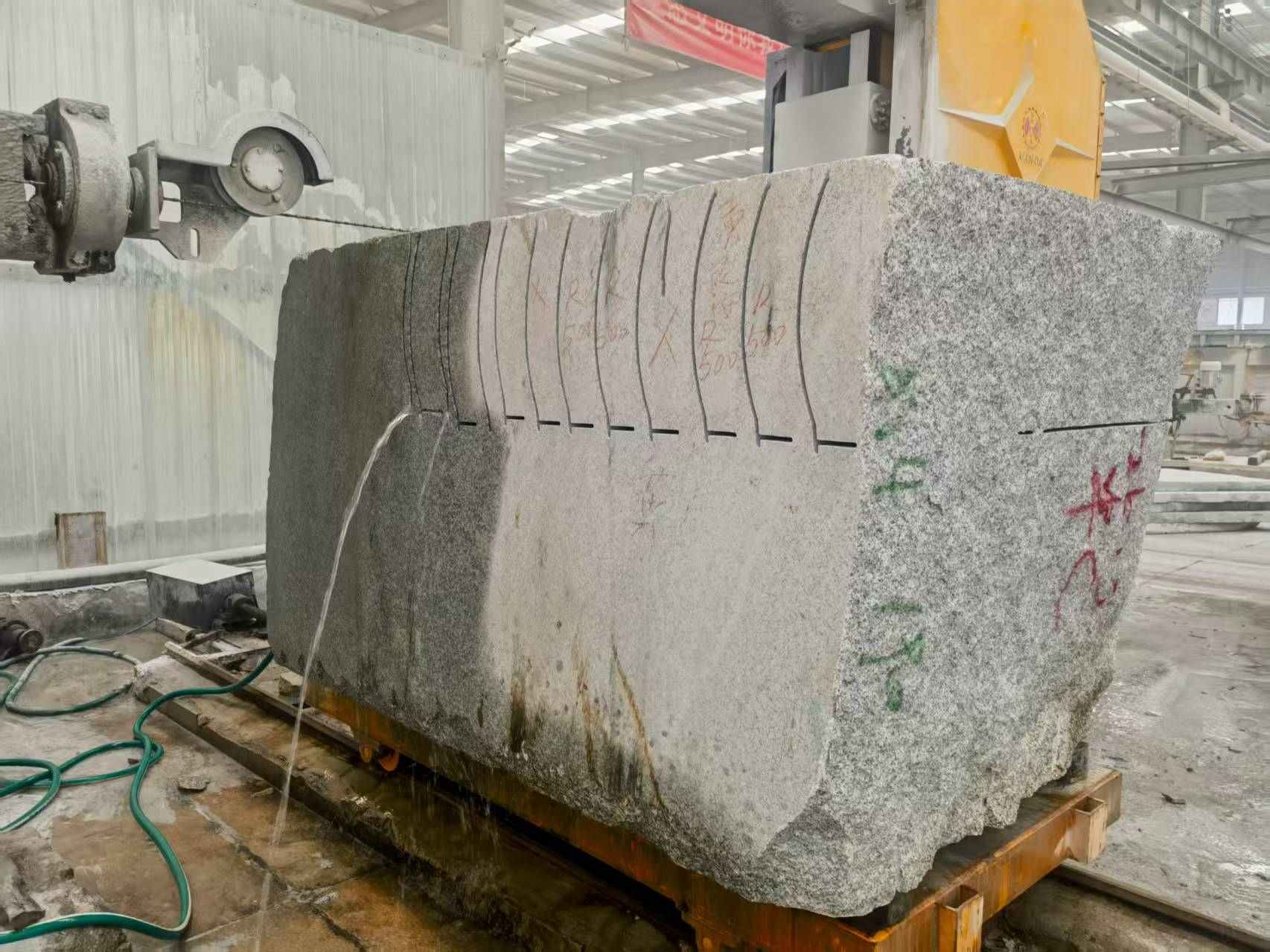 青岛 602，大花芙蓉白，绳锯加工弧形路沿石