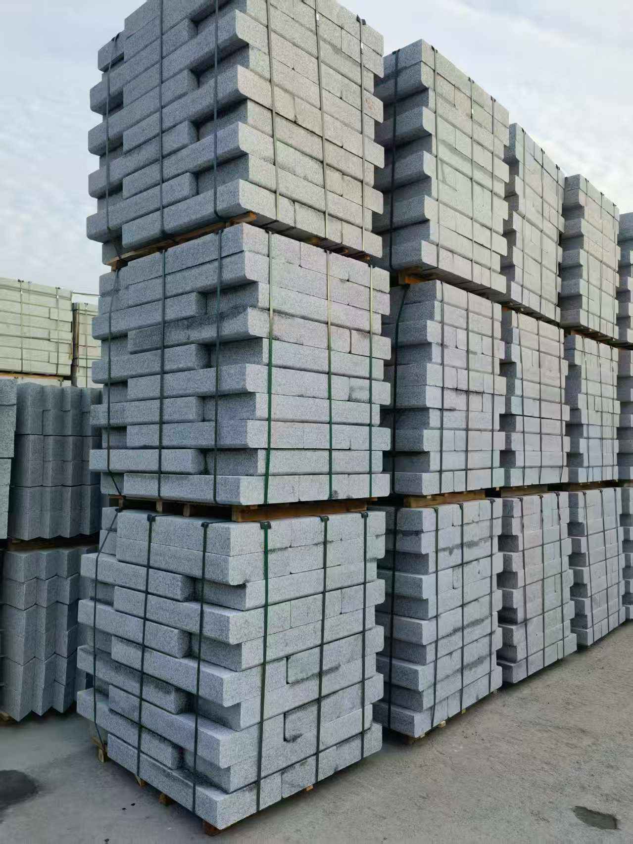 青岛 路沿石（路侧石），颜色一致，尺寸标准