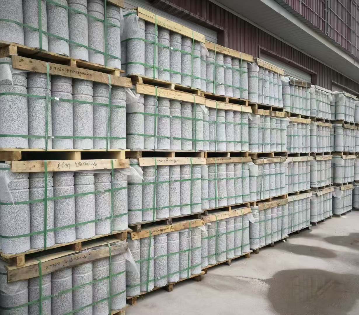 青岛 芝麻白挡车柱、阻车桩、隔离柱