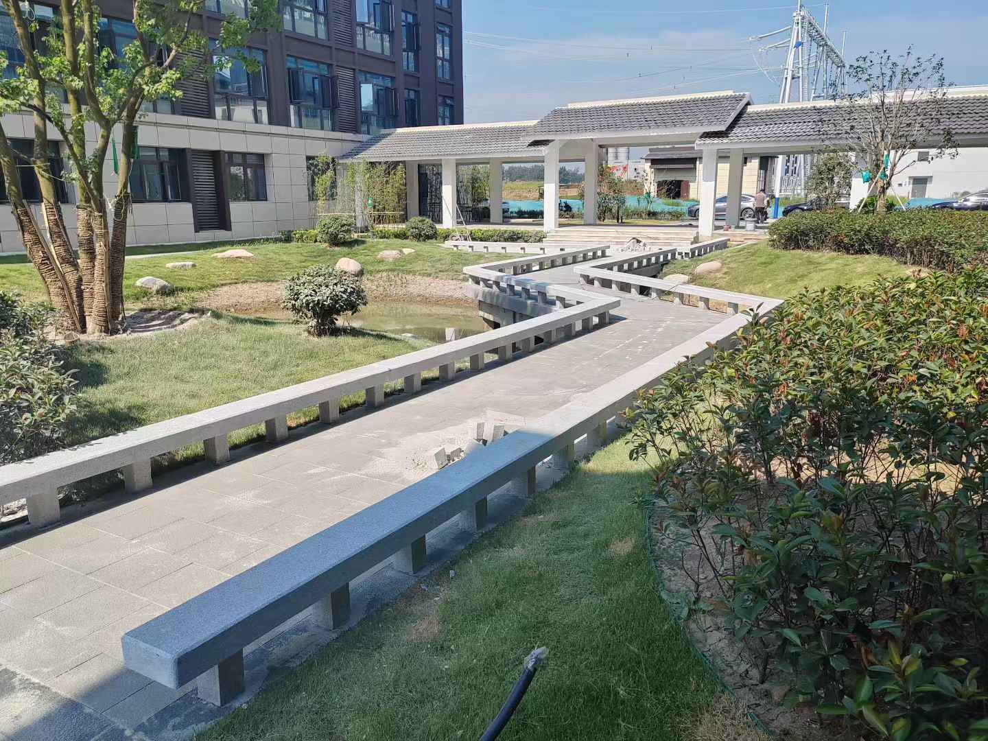 青岛 芝麻灰小区坐凳&栏杆安装效果