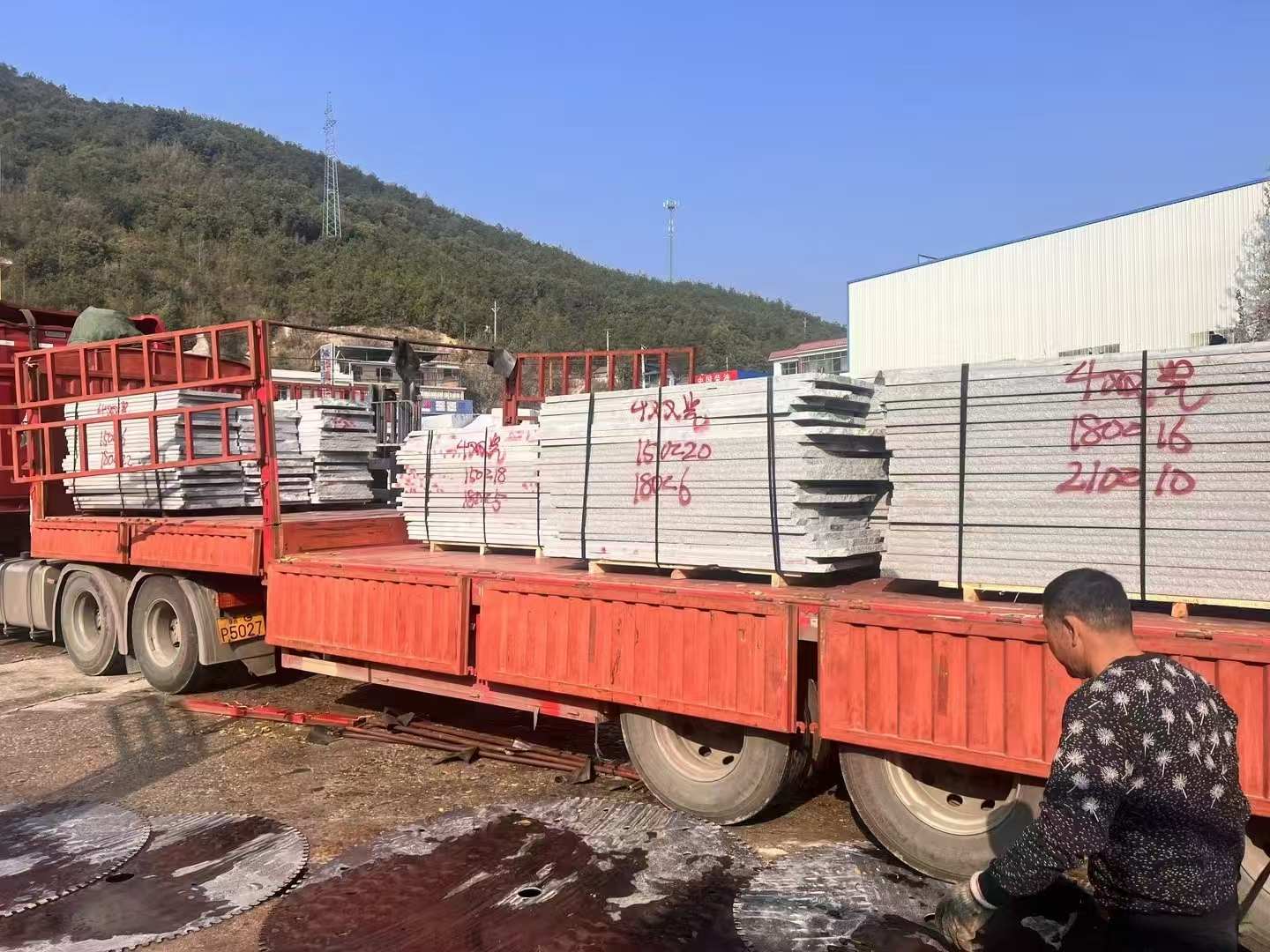 青岛 芝麻灰花岗岩光面毛板出货日常