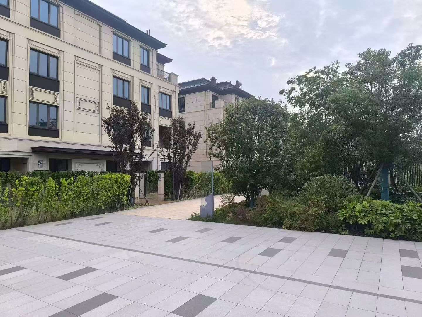 青岛 芝麻白与芝麻白搭配铺装，尺寸1200*600