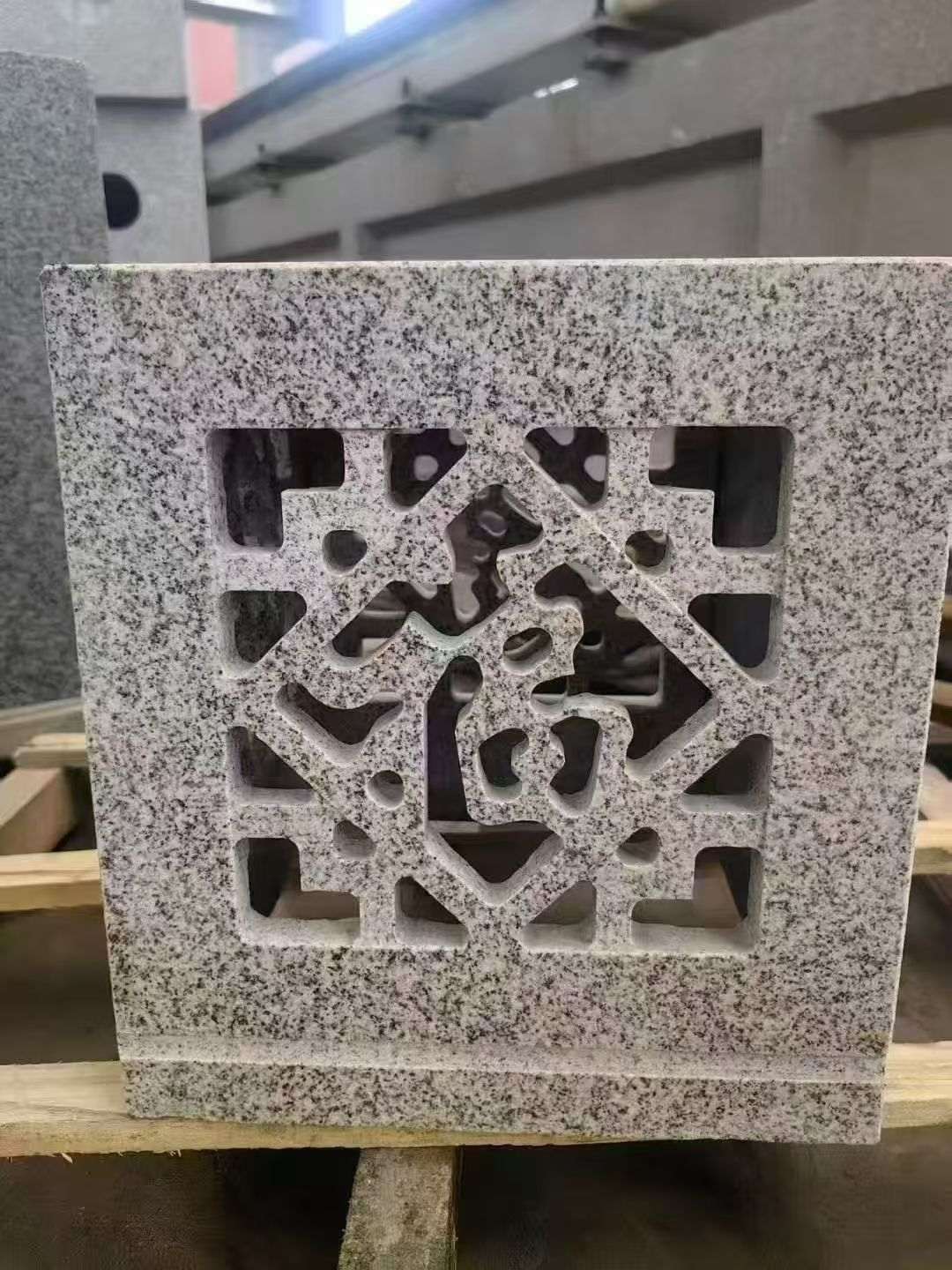 青岛 芝麻白花岗岩镂空雕花灯笼